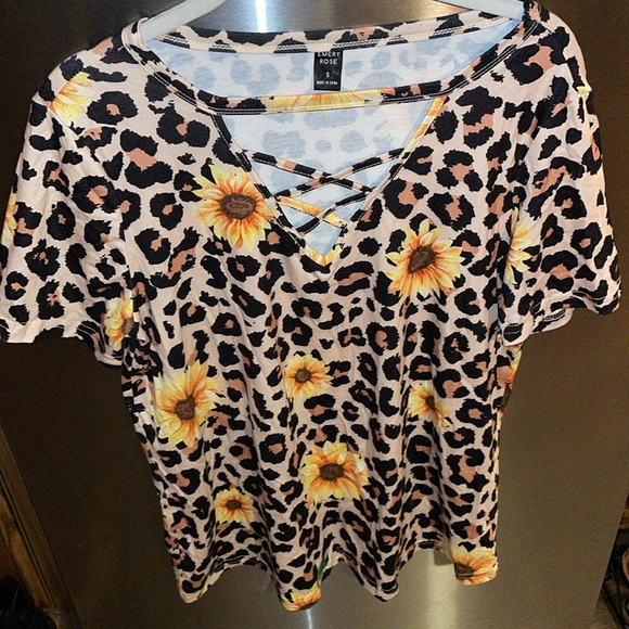 *Keeping* Cheetah Sunflower Top 🌻 🐆 - Picture 12 of 13